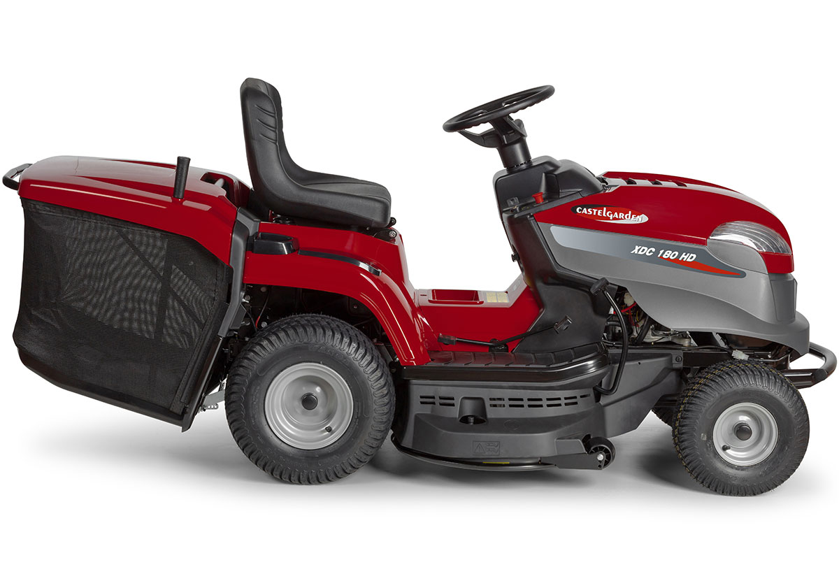 Δείχνει το τρακτέρ από την πίσω όψη και εστιάζει στον κάδο που είναι εξοπλισμένο για την συλλογή του χόρτου.